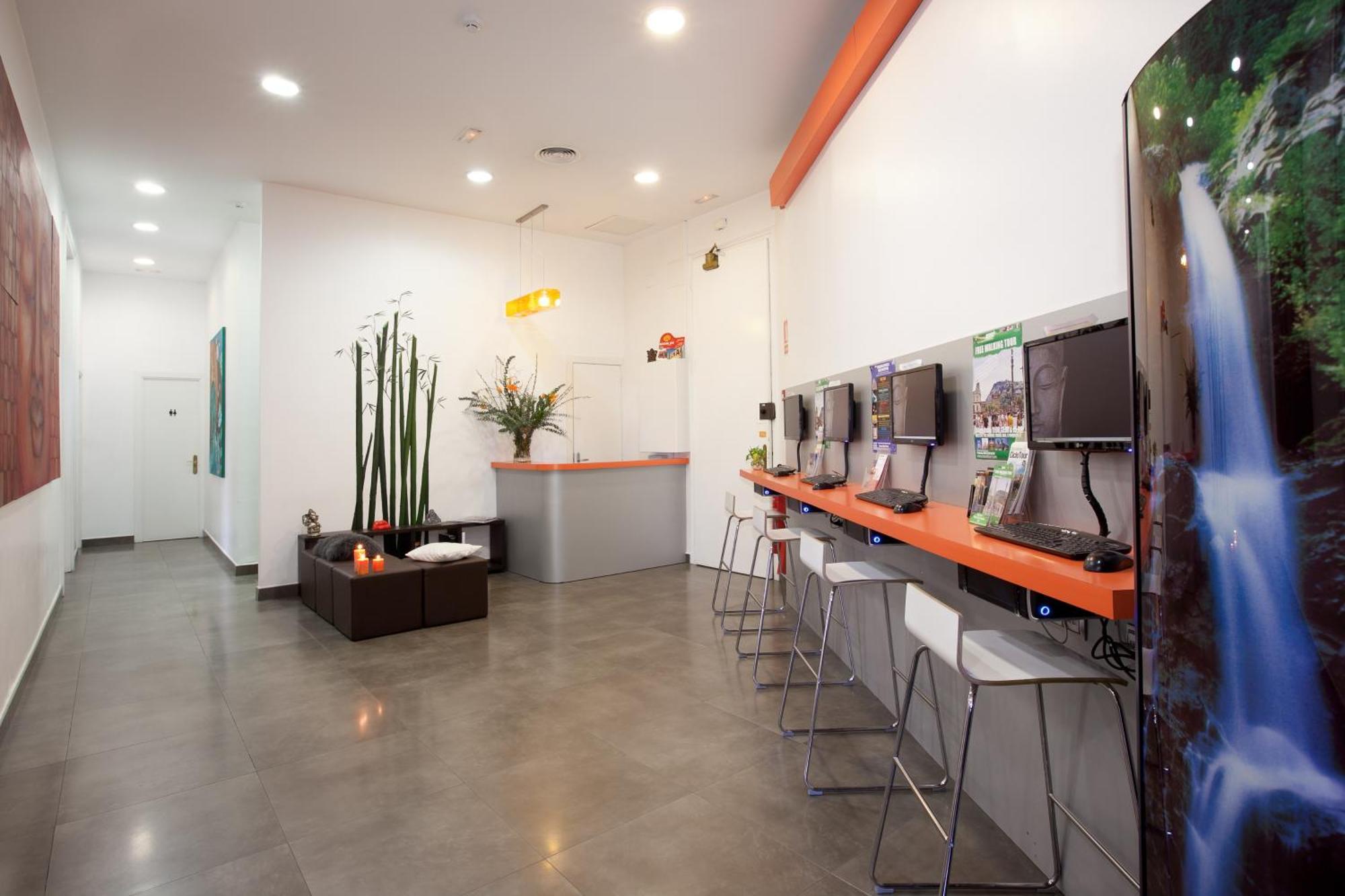 Hip Karma Hostel Barcelona Ngoại thất bức ảnh